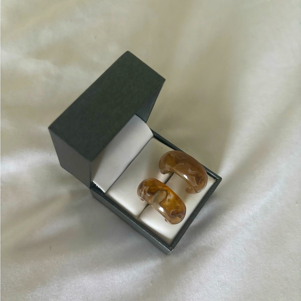 Brown glossy marble earrings